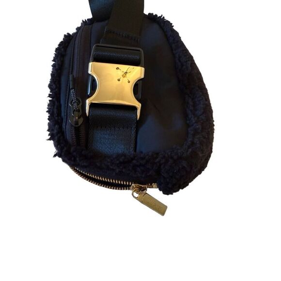 Lululemon Womens Black Zip Closure Peloton Sherpa Adjustable Strap Crossbody Bag - Picture 3 of 15